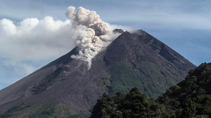 Gunung Merapi Erupsi Tiga Desa Diguyur Abu Vulkanik