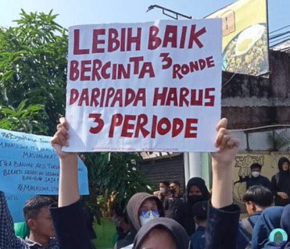 Spanduk Cringe Mahasiswi Saat Demo