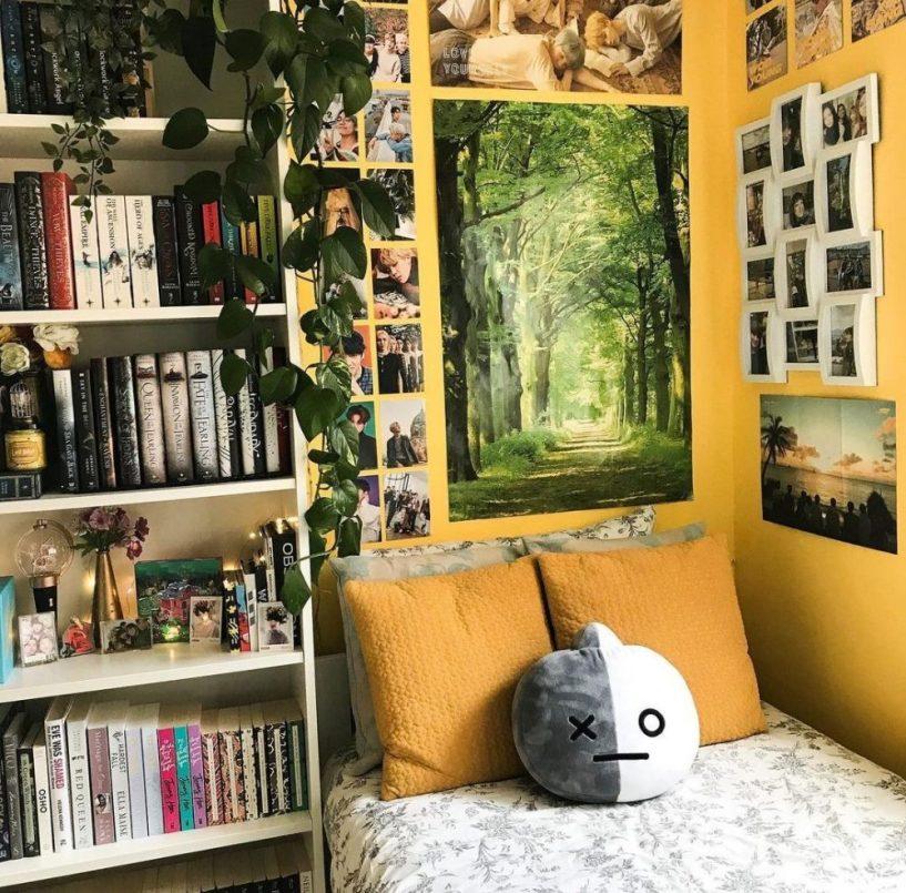 Inspirasi Kamar Aesthetic Tema KPop - Dinding Kuning dengan Aksen Floral
