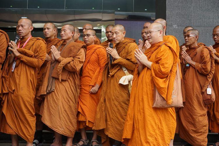 Sebanyak 32 biksu dari Thailand, Malaysia, dan Indonesia melakukan ritual thudong atau berjalan kaki menuju Candi Borobudur jelang Perayaan Waisak 2567 BE