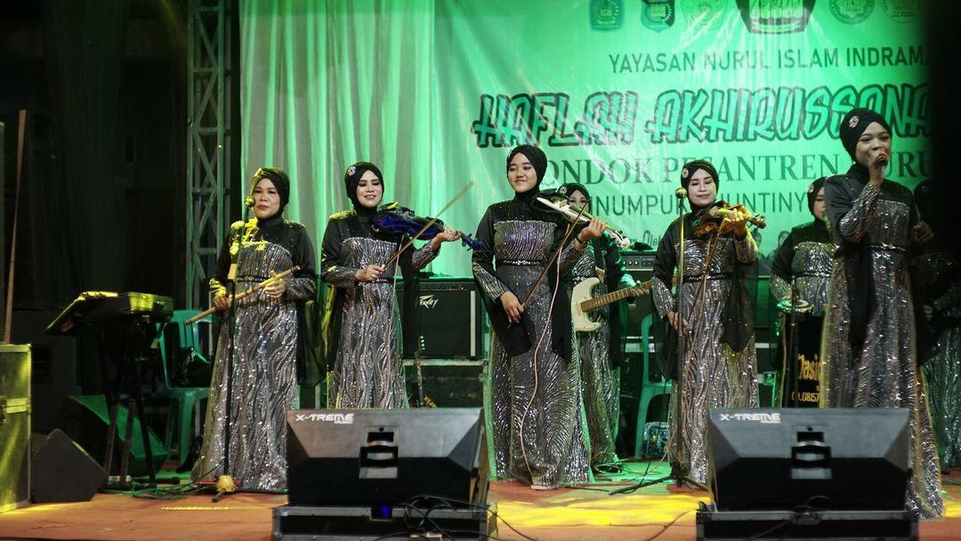 Grup Musik Qasidah Nasida Ria saat konser